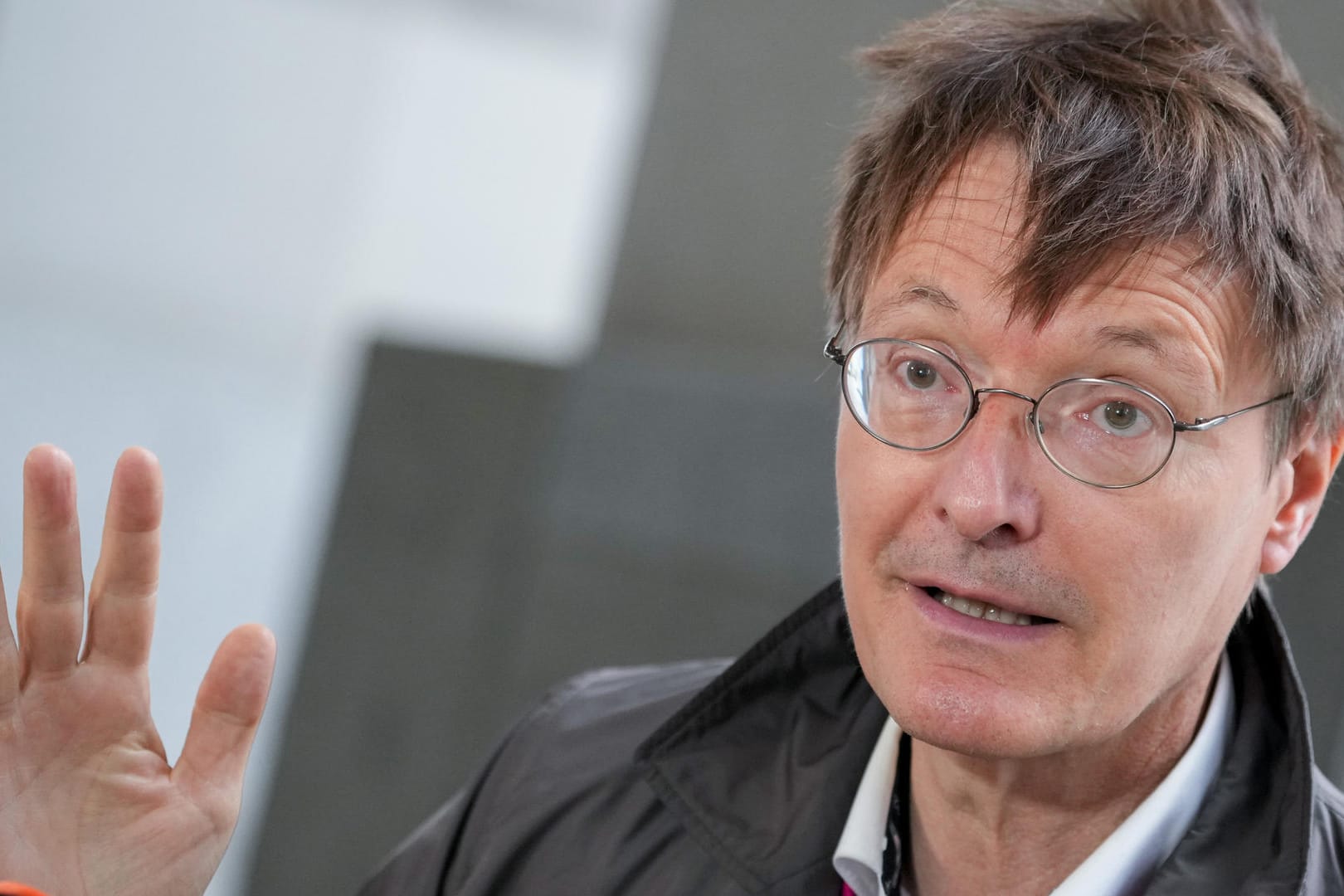 Karl Lauterbach gestikuliert bei einem Interview (Archivbild): Der Gesundheitsexperte fordert drastische Strafen fürs Nichtbefolgen der Corona-Regeln.