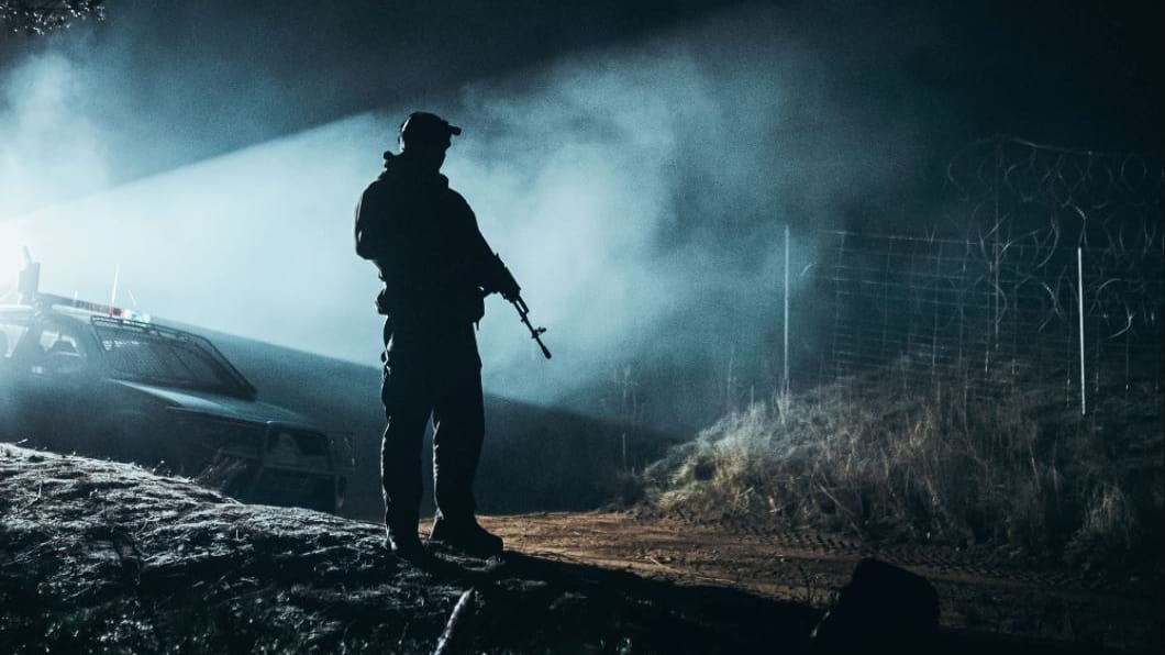 Ein polnischer Soldat patrouilliert an der Grenze zu Belarus.