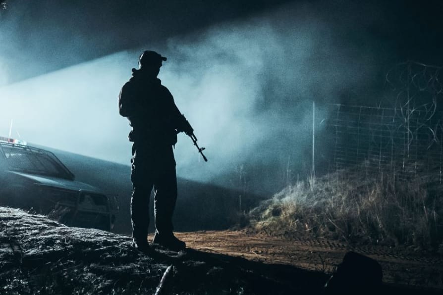 Ein polnischer Soldat patrouilliert an der Grenze zu Belarus.