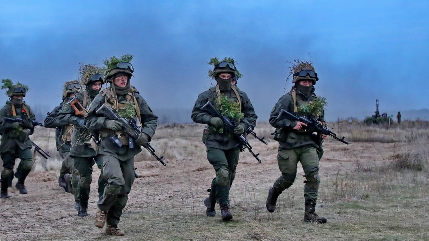 Ukrainische Soldaten bei einer Übung (Archivbild): Die USA haben Russland wegen Truppenbewegungen an der Grenze gewarnt.