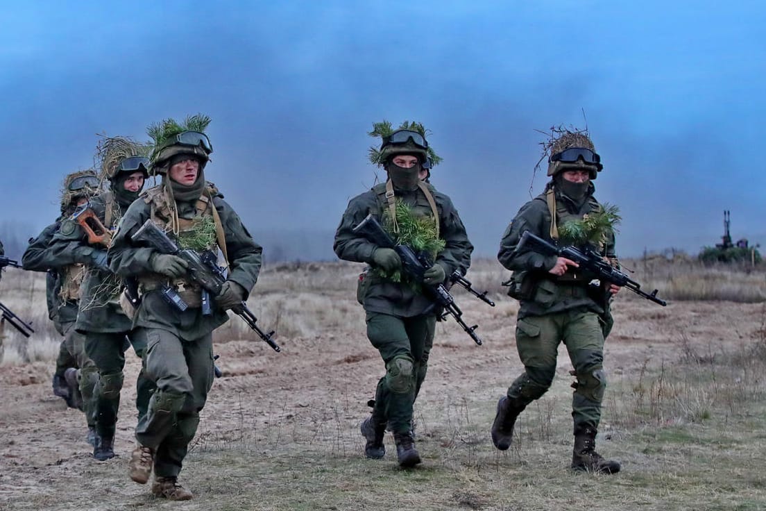 Ukrainische Soldaten bei einer Übung (Archivbild): Die USA haben Russland wegen Truppenbewegungen an der Grenze gewarnt.