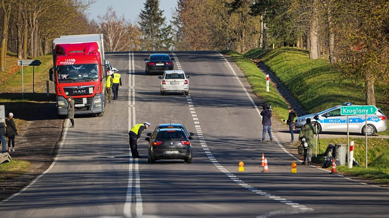 In der Nähe der polnisch-belarussischen Grenze: Am Rande der Sicherheitszone kontrollieren polnische Polizisten den Verkehr.