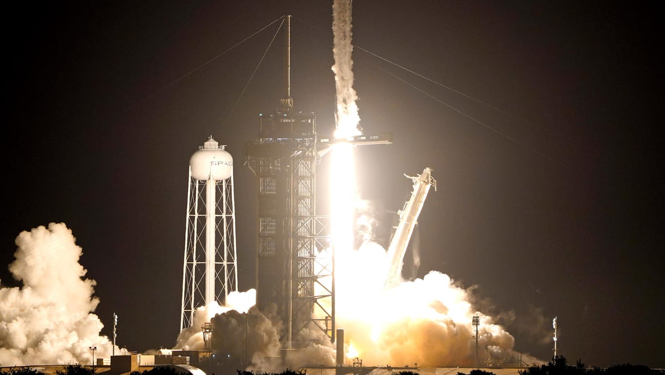 Die SpaceX-Dragon-Rakete hebt ab: An Bord ist der deutsche Astronaut Matthias Maurer.