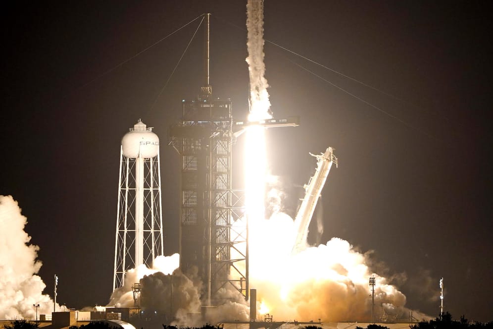 Die SpaceX-Dragon-Rakete hebt ab: An Bord ist der deutsche Astronaut Matthias Maurer.