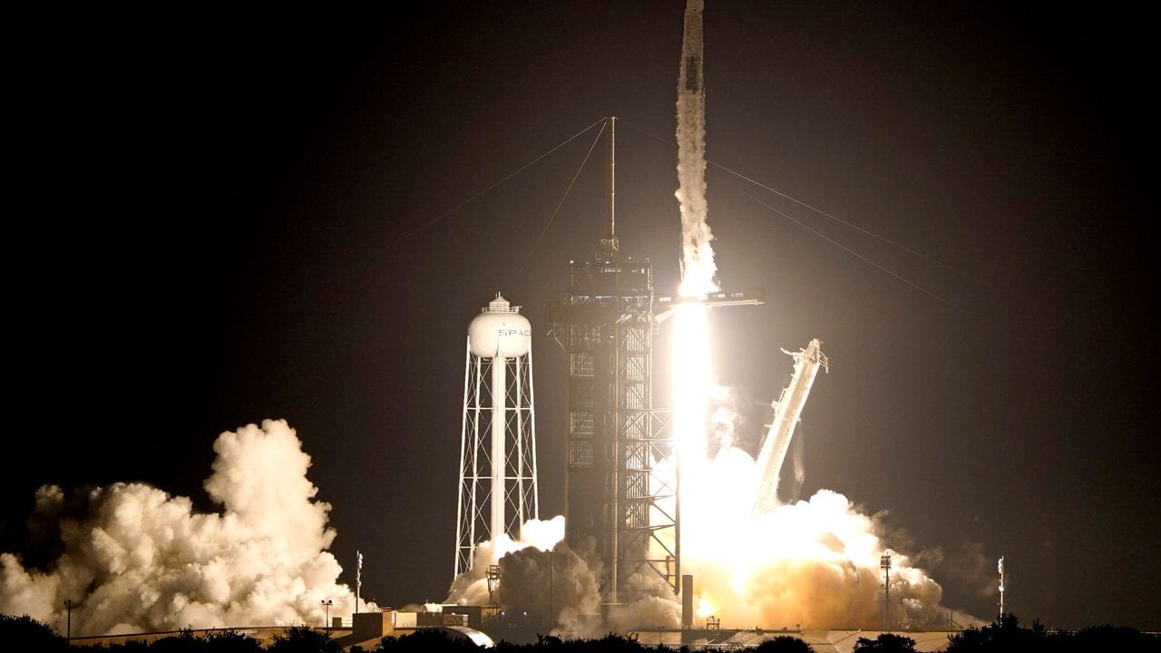 Eine SpaceX Falcon 9-Rakete mit der Crew Dragon-Kapsel hebt von der Startrampe 39A im Kennedy Space Center in Cape Canaveral, Florida, ab.