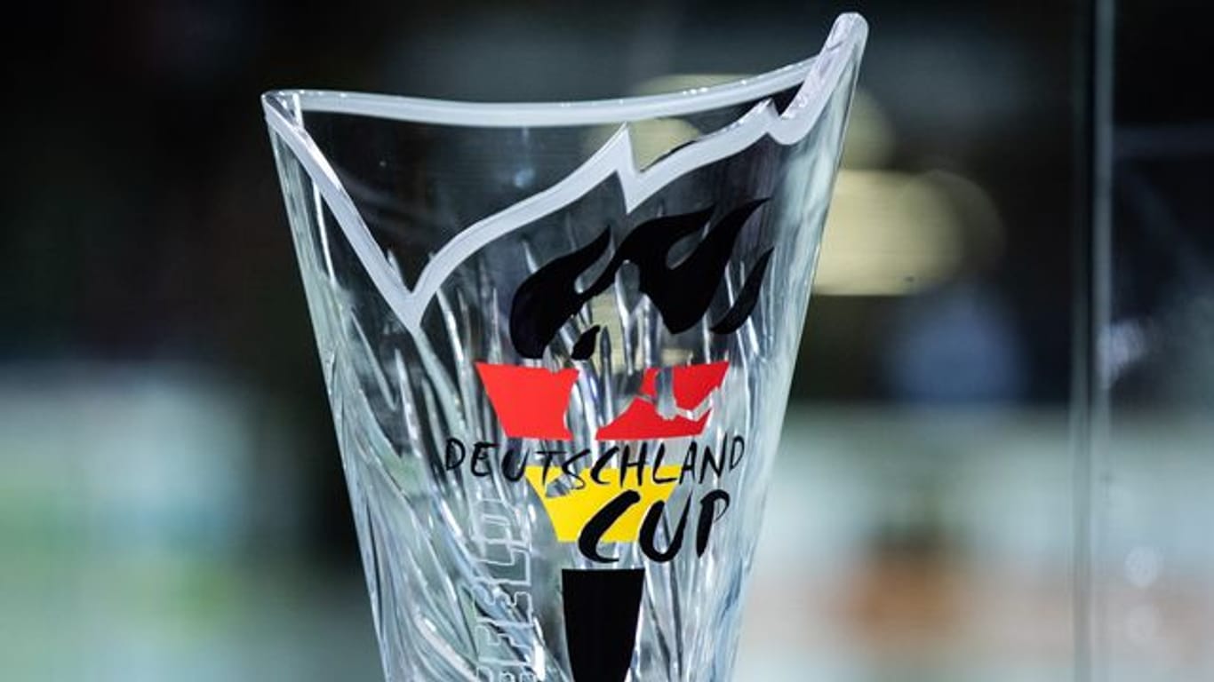 Der Pokal des Deutschland Cups steht vor dem Spielfeld.