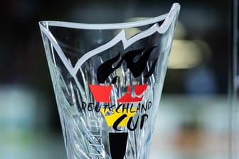 Der Pokal des Deutschland Cups steht vor dem Spielfeld.