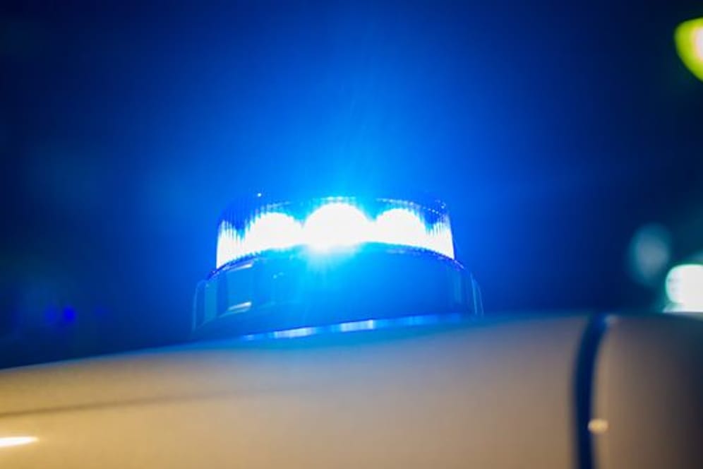 Ein Blaulicht leuchtet auf dem Dach eines Polizeifahrzeugs (Symbolbild): Ein Unbekannter wollte Geld aus einer Tankstelle.
