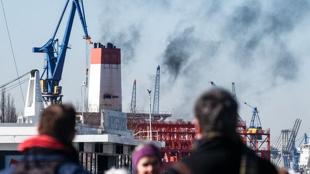 Abgase entsteigen dem Schornstein eines Containerschiffes (Archivbild): Bis 2040 soll der Hfen klimaneutral werden. Abgase entsteigen dem Schornstein eines Containerschiffes (Archivbild): Bis 2040 soll der Hfen klimaneutral werden.