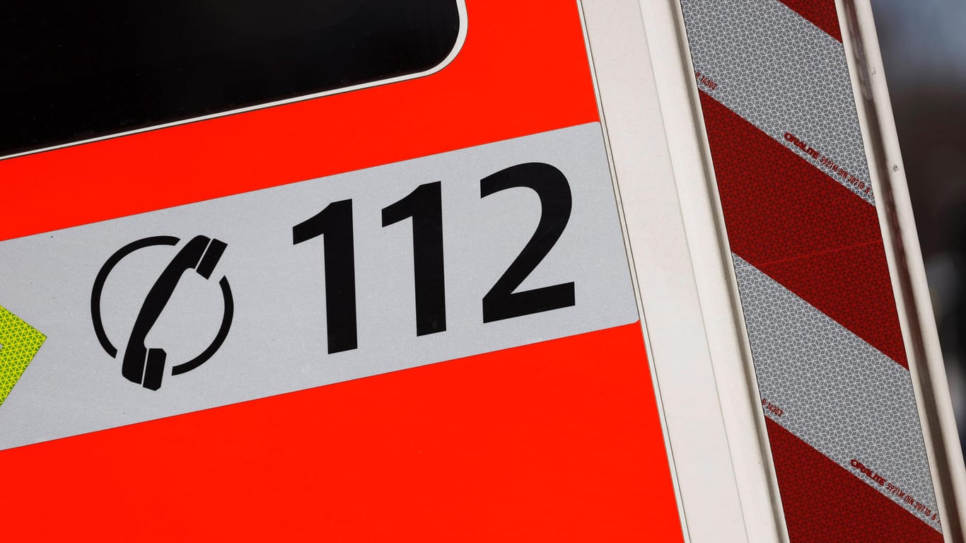 Die 112 ist auf einem Rettungswagen zu sehen (Symbolbild): In Köln und mehreren Bundesländern war der Notruf zeitweise ausgefallen.