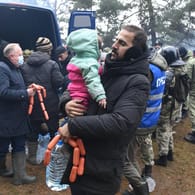 Grenze zwischen Belarus und Polen: Geflüchtete stehen Schlange bei einem Versorgungspunkt des Roten Kreuzes.