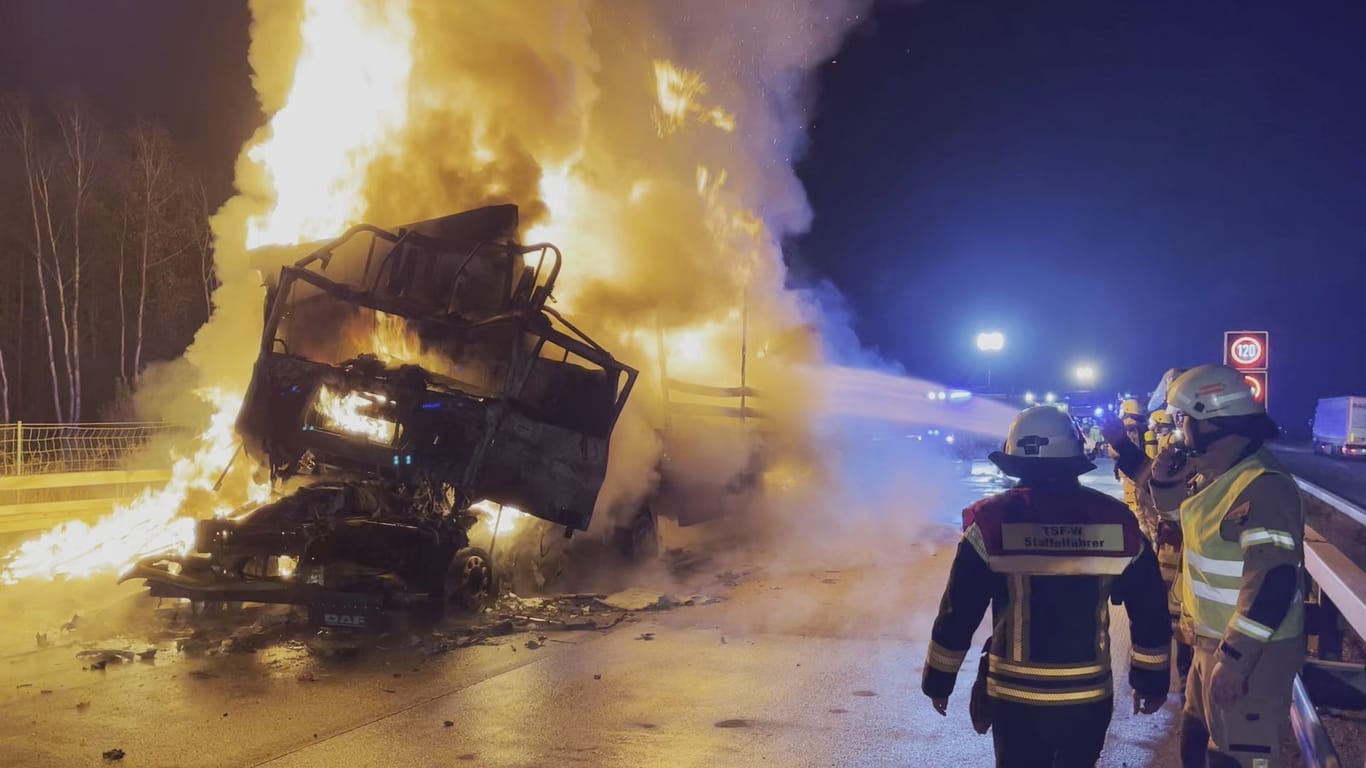Ein Lkw brennt auf der Autobahn 12 in Brandenburg: Bei dem Unfall kam der Fahrer des Sattelschleppers ums Leben.