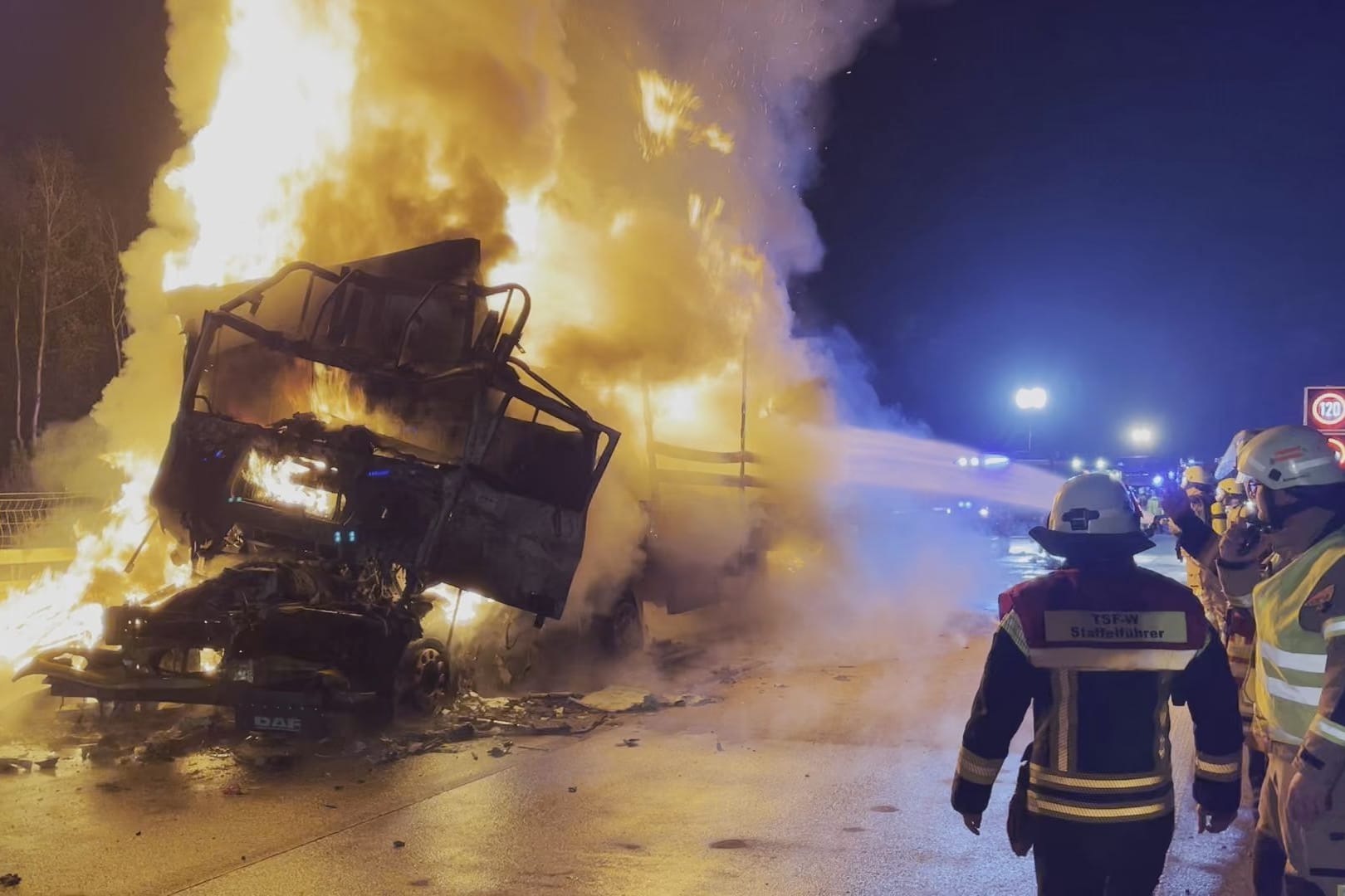 Ein Lkw brennt auf der Autobahn 12 in Brandenburg: Bei dem Unfall kam der Fahrer des Sattelschleppers ums Leben.