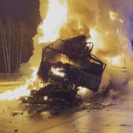 Ein Lkw brennt auf der Autobahn 12 in Brandenburg: Bei dem Unfall kam der Fahrer des Sattelschleppers ums Leben.