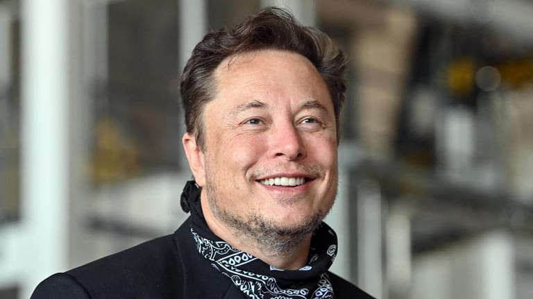 Elon Musk: Der Tesla-Chef ließ auf Twitter darüber abstimmen, ob er zehn Prozent seiner Tesla-Anteile verkaufen soll.