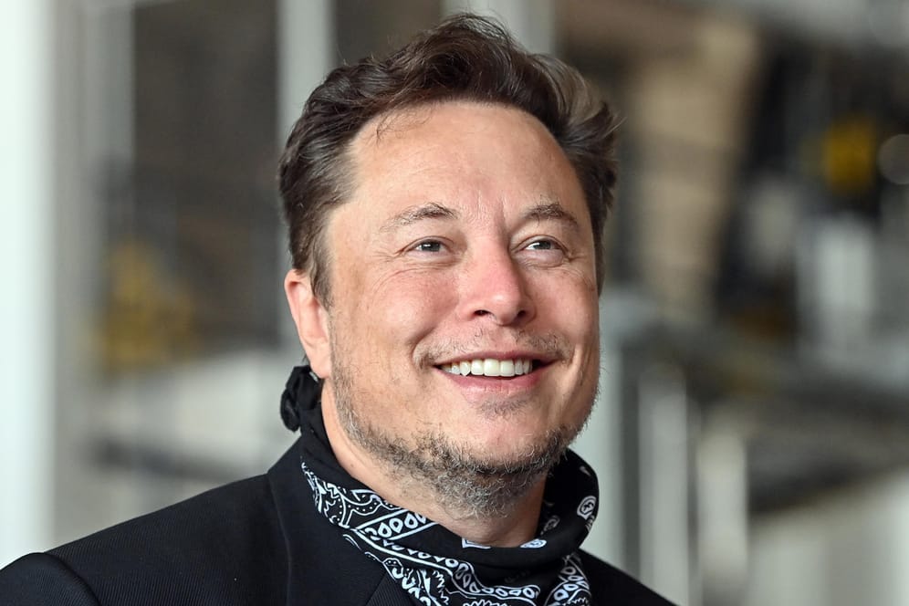 Elon Musk: Der Tesla-Chef ließ auf Twitter darüber abstimmen, ob er zehn Prozent seiner Tesla-Anteile verkaufen soll.