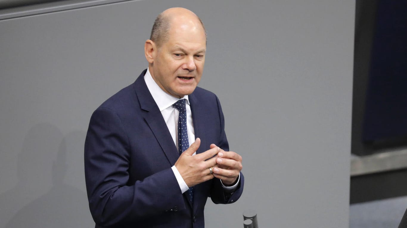 Olaf Scholz (SPD) im Bundestag: Noch ist er nicht Kanzler, schon aber muss er die Corona-Lage regeln.