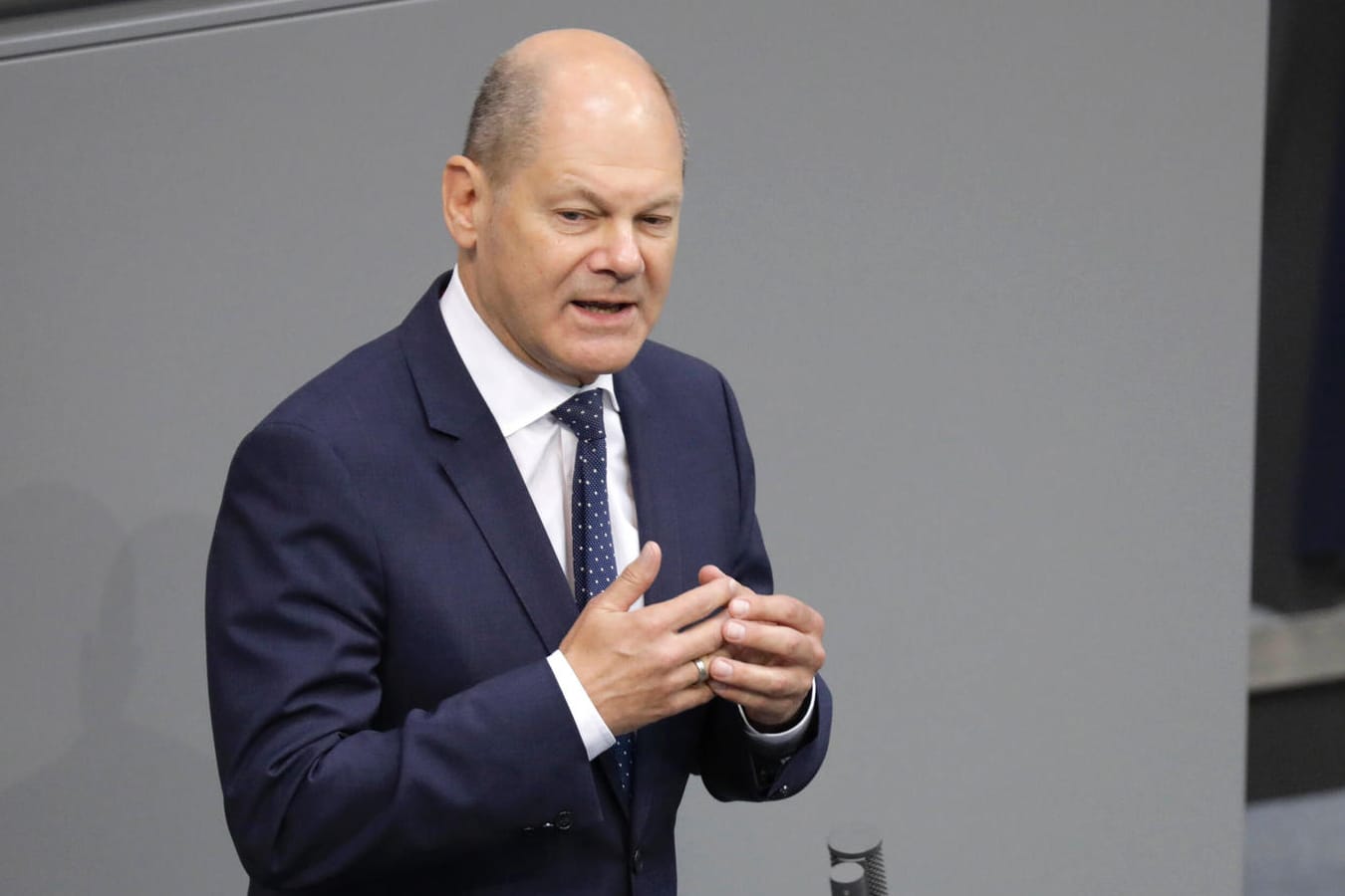 Olaf Scholz (SPD) im Bundestag: Noch ist er nicht Kanzler, schon aber muss er die Corona-Lage regeln.