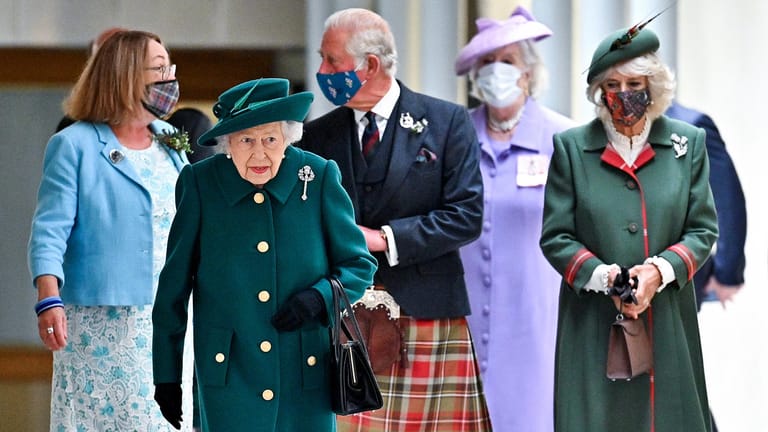 Die Queen, Prinz Charles und Herzogin Camilla: Hier kommen sie zur Eröffnung des schottischen Parlaments an.