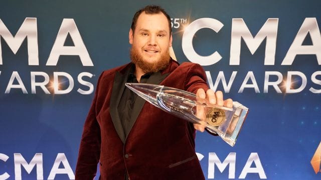 Der Countrysänger Luke Combs zeigt seinen Preis.