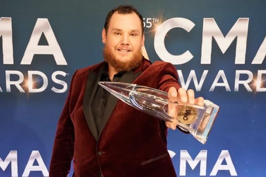 Der Countrysänger Luke Combs zeigt seinen Preis.