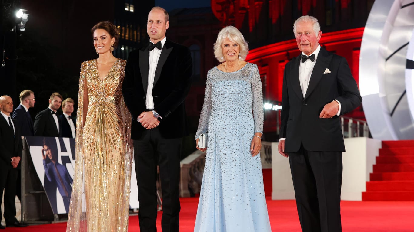 "James Bond"-Premiere Ende September 2021: Kate, William, Camilla und Charles posieren auf dem roten Teppich.