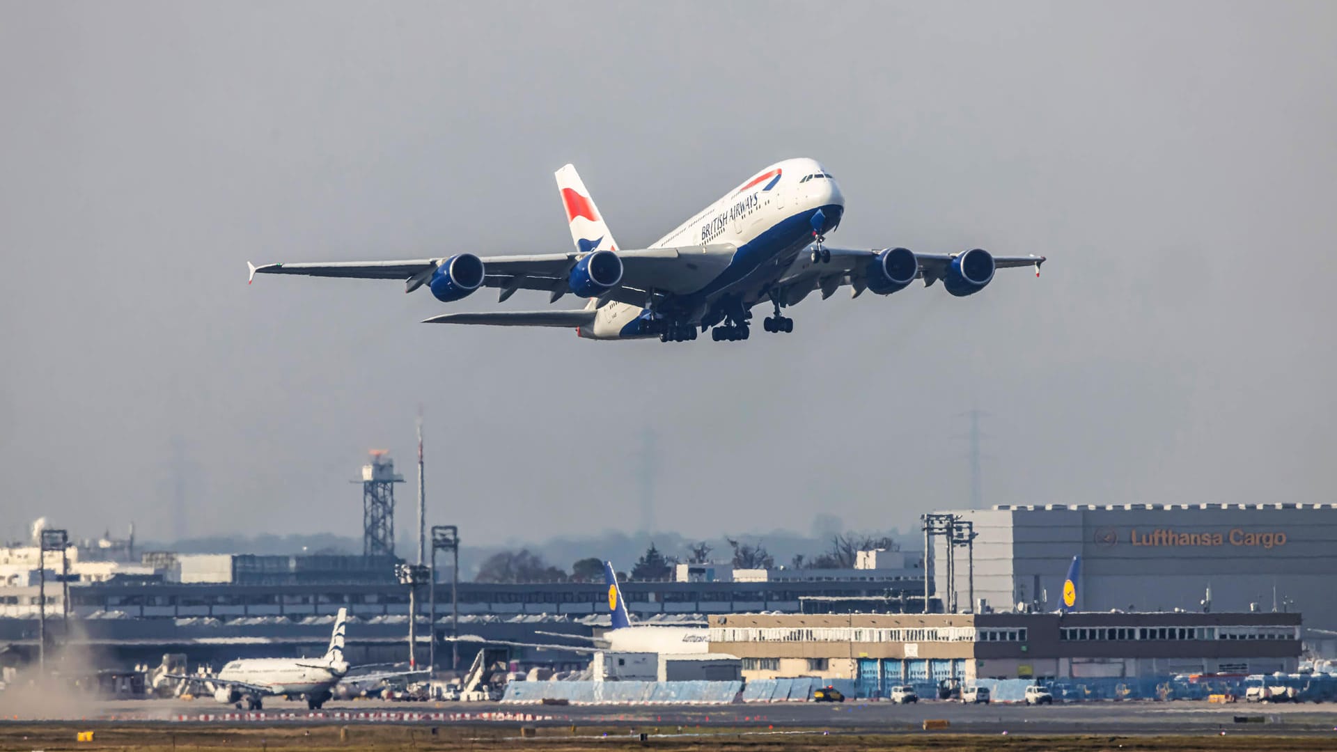 British Airways stellt ihre Airbus A380-Flotte wieder in Dienst (Archivbild): Der Flughafen Frankfurt hatte im Oktober wieder mehr Passagiere abgefertigt.