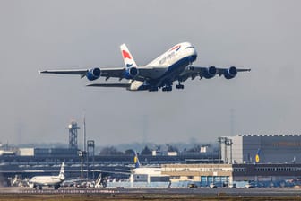 British Airways stellt ihre Airbus A380-Flotte wieder in Dienst (Archivbild): Der Flughafen Frankfurt hatte im Oktober wieder mehr Passagiere abgefertigt.