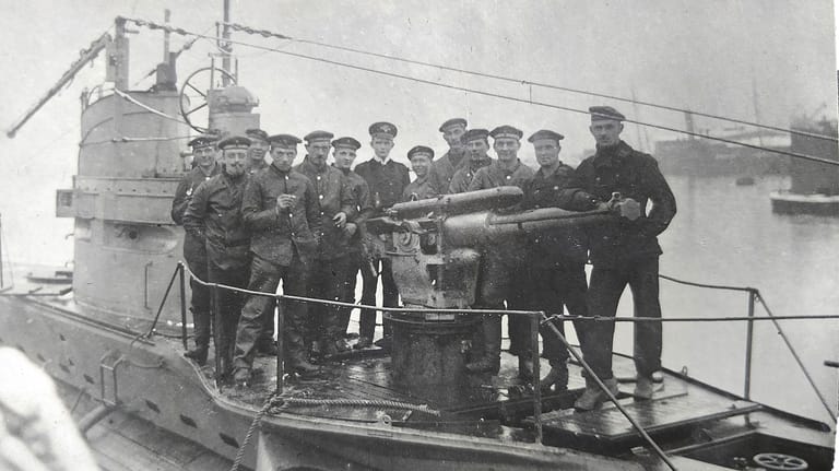 1916: Die Mannschaft von "UB-32" versammelte sich zum Foto am Deckgeschütz.
