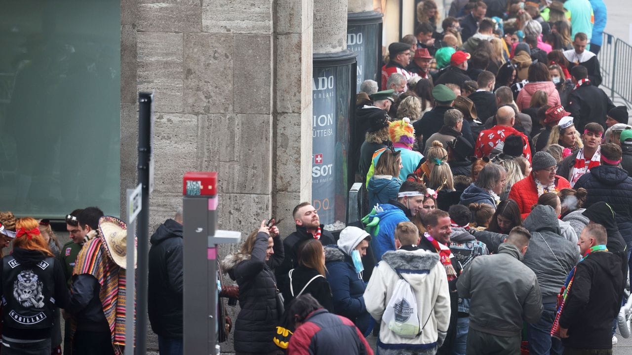 Großer Andrang vor einem Brauhaus in Köln.