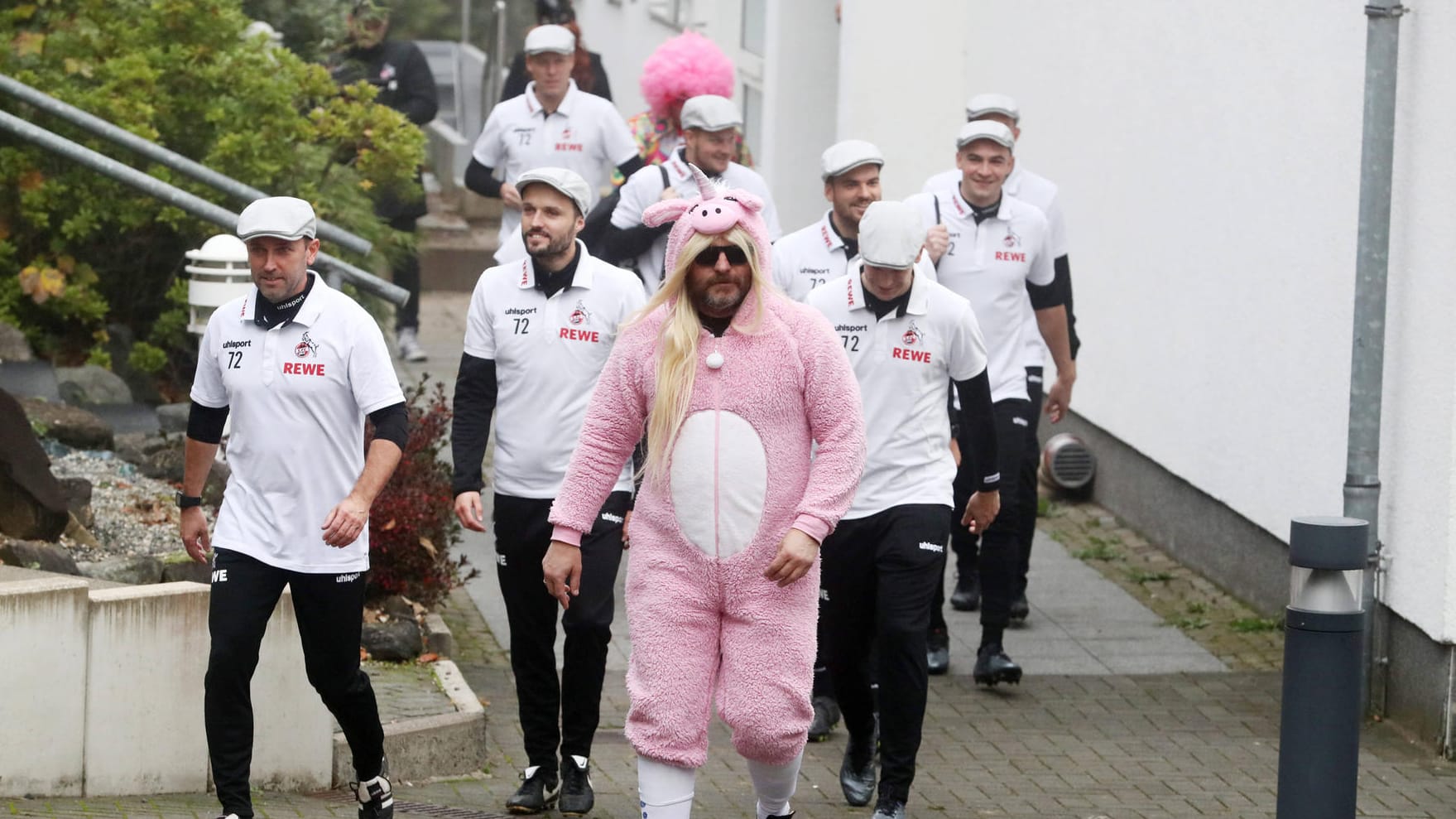 FC-Trainer Steffen Baumgart beim Training am 11.11.: Er kam als "Schwein-Horn" verkleidet.