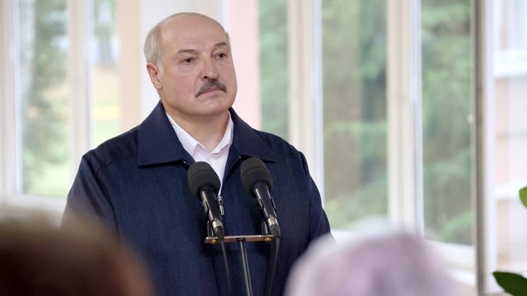 Alexander Lukaschenko zu Besuch in einem Corona-Krankenhaus: Er steht im Verdacht, Flüchtlinge gezielt an die Grenze fliegen zu lassen.