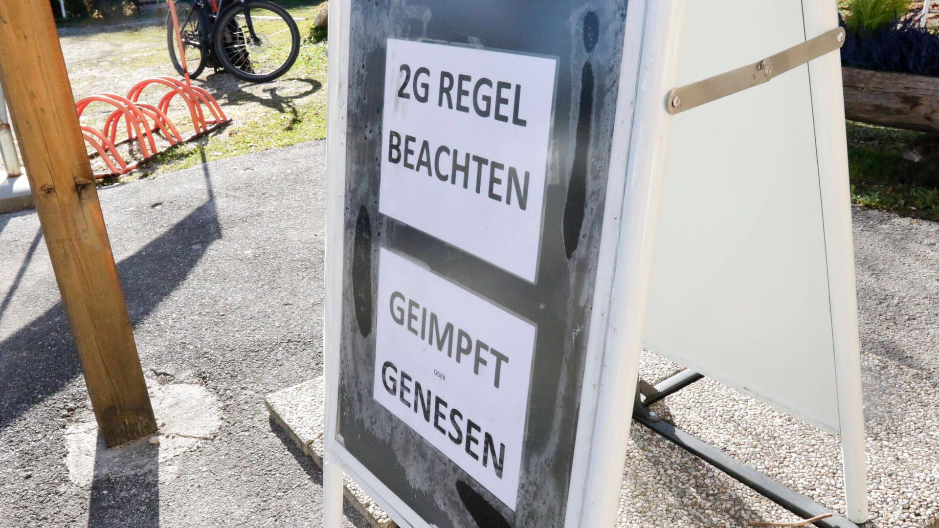Ein Schild weist auf die 2G-Regel hin (Symbolbild): Der Senat hat die 2G-Regel der aktuellen Infektionslage angepasst. Ein Schild weist auf die 2G-Regel hin (Symbolbild): Der Senat hat die 2G-Regel der aktuellen Infektionslage angepasst.
