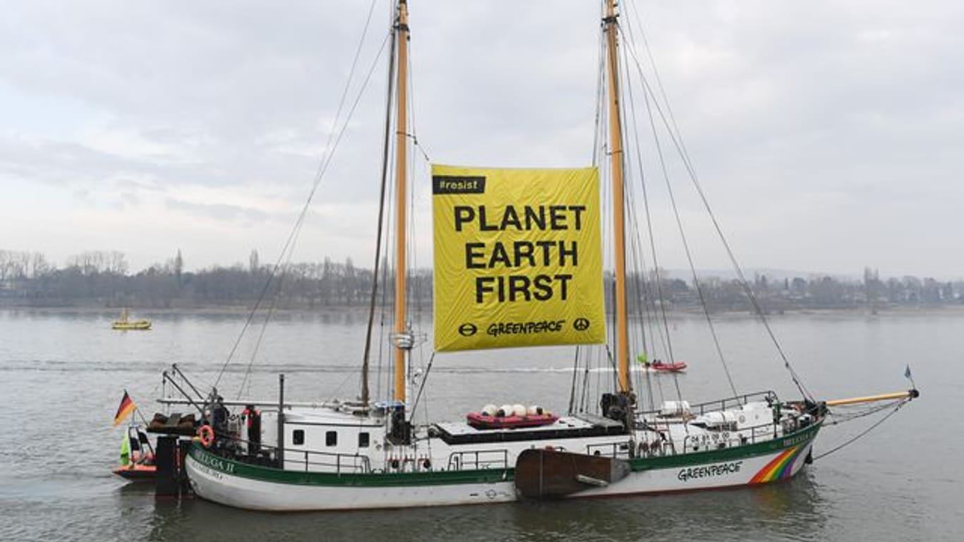 Greenpeace untersucht Rhein auf Mikroplastikpartikel