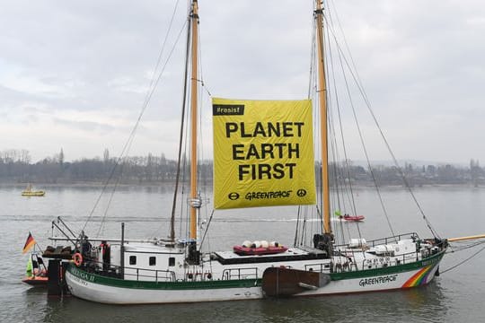 Greenpeace untersucht Rhein auf Mikroplastikpartikel