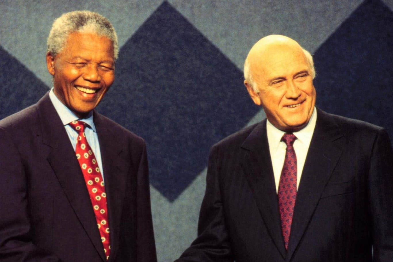 Nelson Mandela und Frederik Willem de Klerk im Jahr 1994: Sie gewannen zusammen den Friedensnobelpreis.