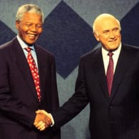 Nelson Mandela und Frederik Willem de Klerk im Jahr 1994: Sie gewannen zusammen den Friedensnobelpreis.