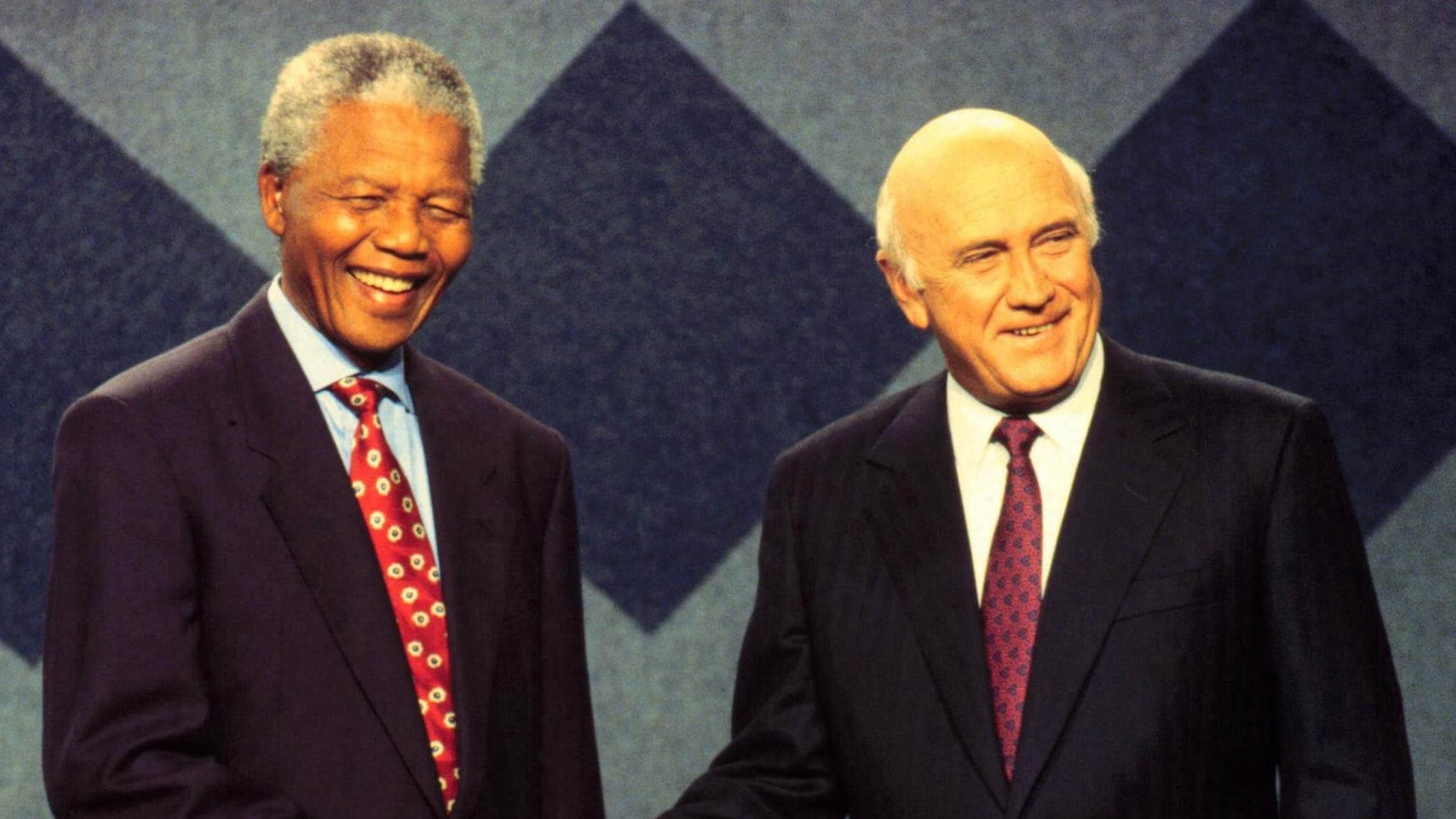 Nelson Mandela und Frederik Willem de Klerk im Jahr 1994: Sie gewannen zusammen den Friedensnobelpreis.