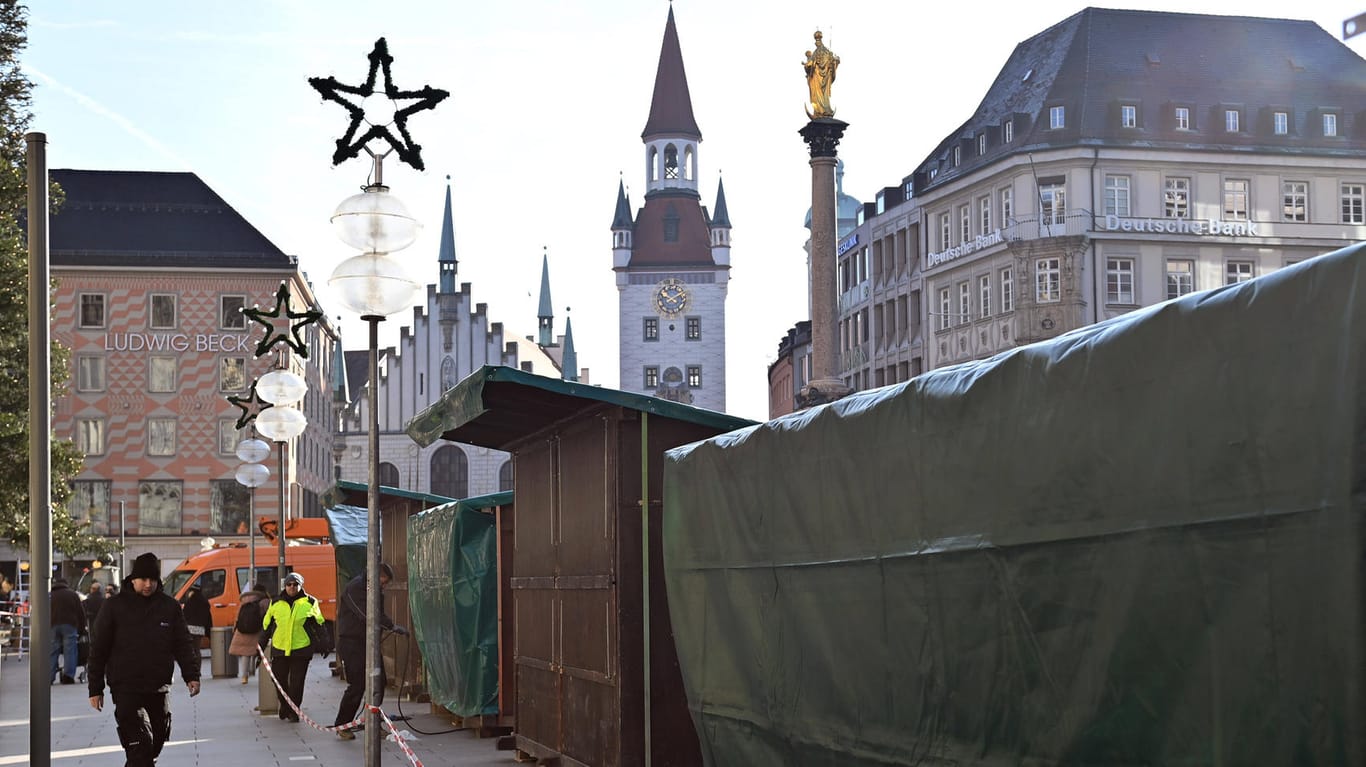 Stände und Buden werden auf dem Marienplatz in München aufgebaut: Ob der Markt wegen der Corona-Lage tatsächlich stattfinden kann, ist noch unklar.