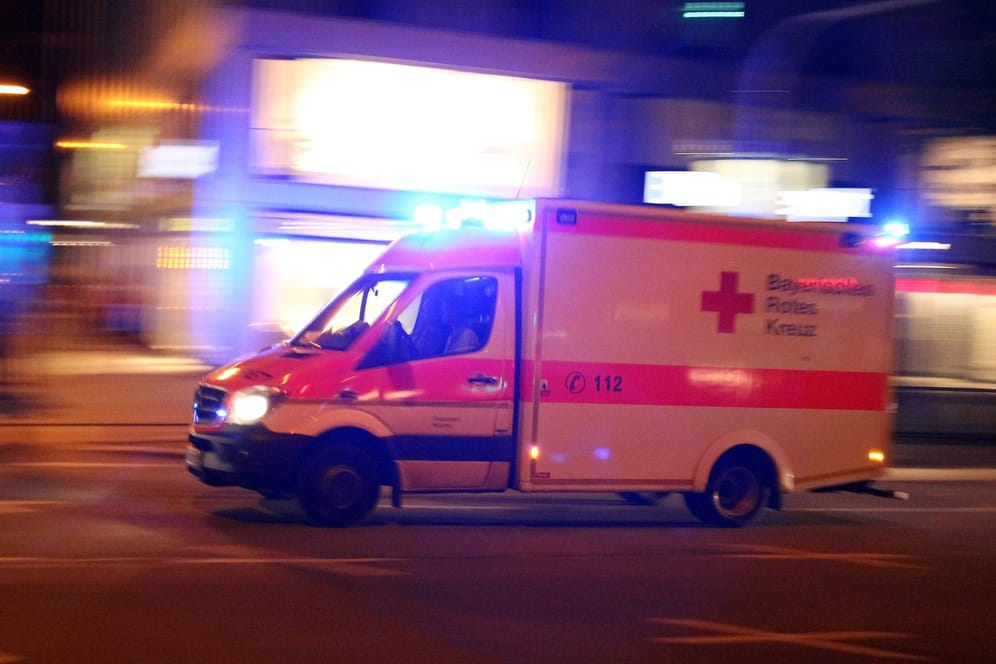 Rettungswagen im Einsatz (Symbolbild): In Bayern ist ein Mann auf der Flucht vor der Polizei gestorben.
