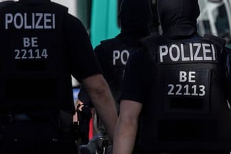 Berliner Polizisten (Symbolbild): Nach einer Serie von Anschlägen auf alte Leute wurden drei Tatverdächtige in Berlin verhaftet.