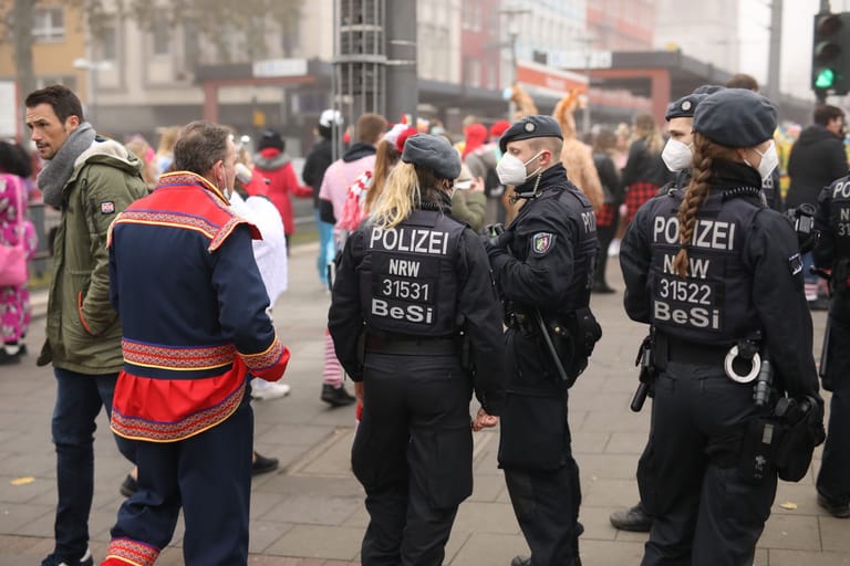 Polizisten stehen in Köln auf der Straße: 1.000 Polizisten waren beim Karnevalsauftakt im Einsatz.