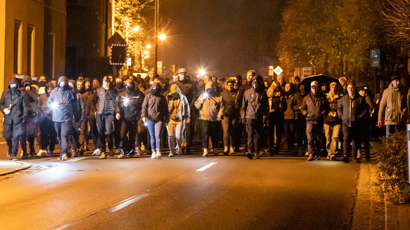 Protest gegen 2G in Zwönitz: Im sächsischen Erzgebirgskreis sind nur 44,4 Prozent der Menschen vollständig geimpft.