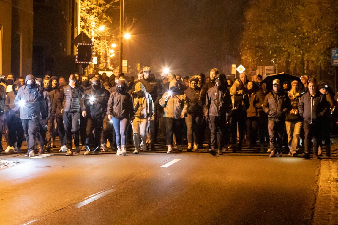 Protest gegen 2G in Zwönitz: Im sächsischen Erzgebirgskreis sind nur 44,4 Prozent der Menschen vollständig geimpft.