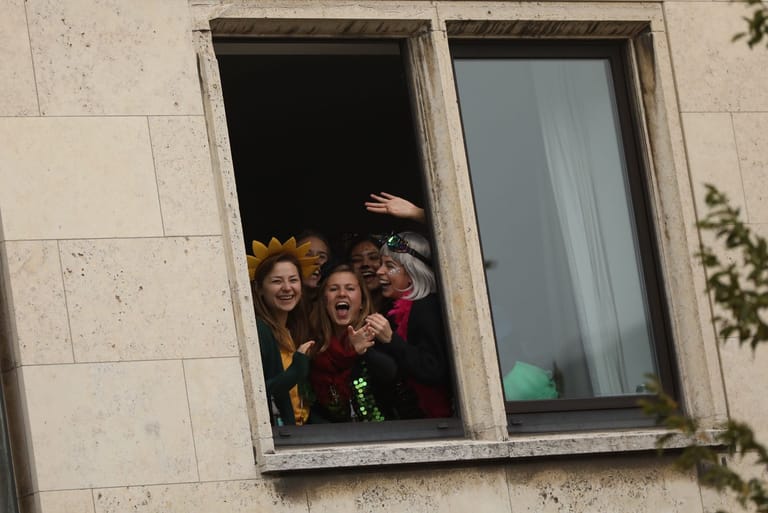 Jecken am Fenster: Tausende feierten den Auftakt zur Karnevalssession 2021/22.