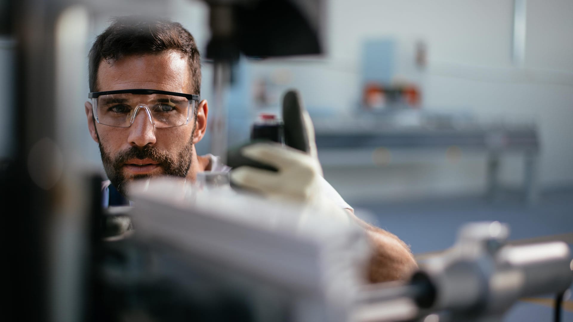 Arbeiter in einer Fabrik (Symbolbild): In vielen Ausbildungsberufen können Sie besser verdienen als mit einem Studienabschluss.