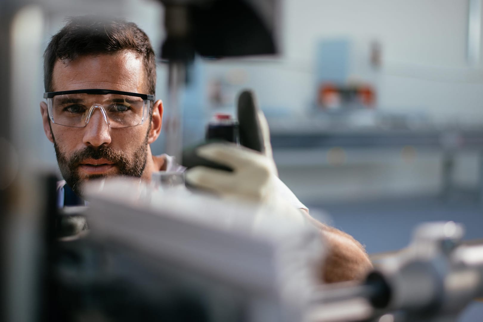 Arbeiter in einer Fabrik (Symbolbild): In vielen Ausbildungsberufen können Sie besser verdienen als mit einem Studienabschluss.