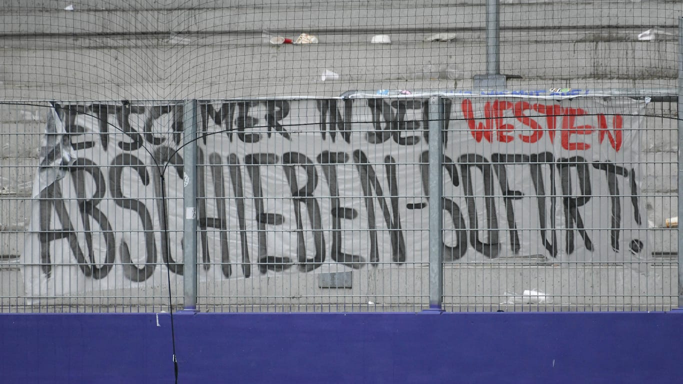 Gegner der Corona-Maßnahmen haben beim Spiel Erzgebirge Aue gegen Heidenheim dieses Banner gegen den sächsischen Ministerpräsidenten aufgehängt: "Kretschmer in den Westen abschieben – sofort!"