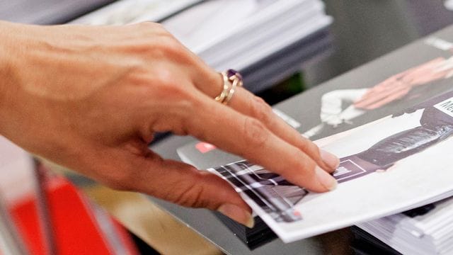 Nutzung ohne Einwilligung? Wer unrechtmäßig Fotos seiner Angestellten in Werbebroschüren verwendet, verstößt gegen die Datenschutzgrundverordnung. Nutzung ohne Einwilligung? Wer unrechtmäßig Fotos seiner Angestellten in Werbebroschüren verwendet, verstößt gegen die Datenschutzgrundverordnung.