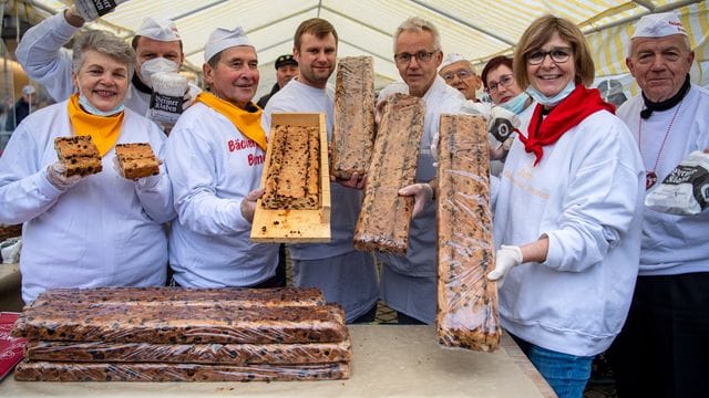 Die Bäcker-Innung eröffnet die traditionelle Klabensaison auf dem Bremer Marktplatz. Die Bäcker-Innung eröffnet die traditionelle Klabensaison auf dem Bremer Marktplatz.